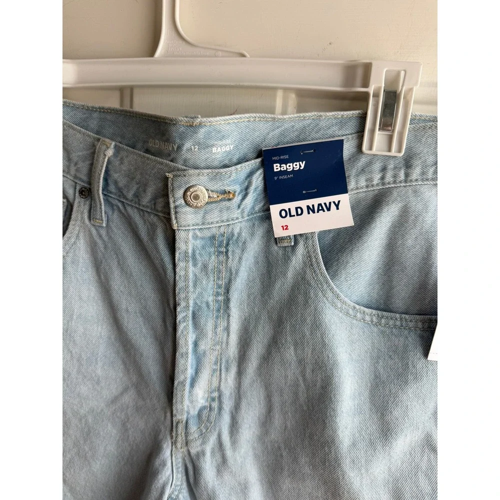 NEW Women's Mid-Rise Light Wash Baggy Cut-Off Jean 9